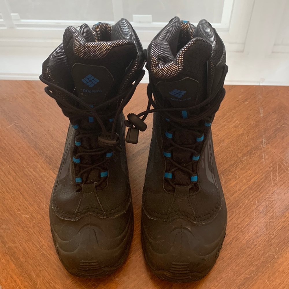 Winter is coming…Get your Columbia Omni heat insulated Bugga boot. Youth size 7.
